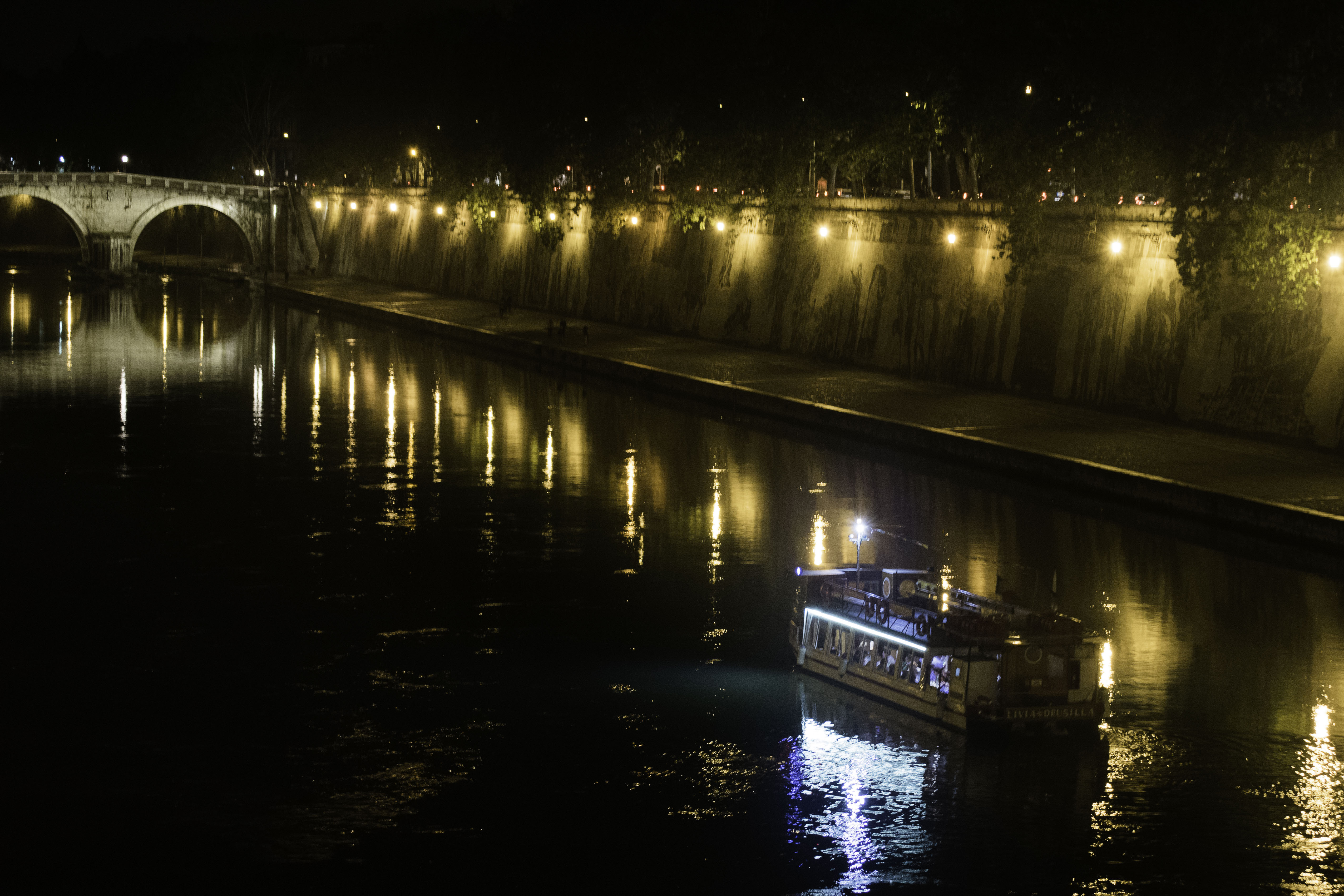 Roma il fiume Tevere di notte di lorenzo_faraoni