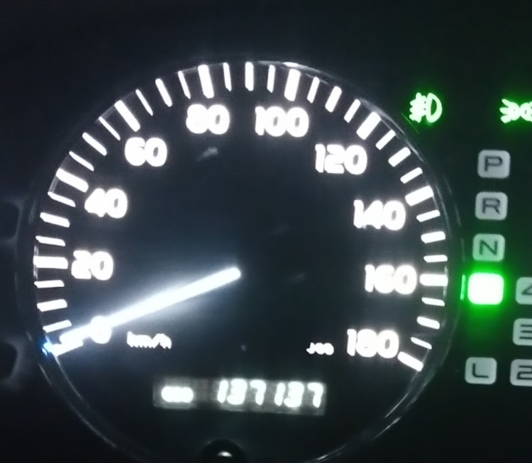 ランドクルーザー100のランクル・ローダウンSUV・大口径ホイール・立体駐車場・撮影会に関するカスタム事例の投稿画像3枚目
