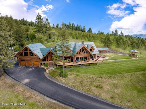 Luxury property for sale in Worley (United States) - Large log house in mountain landscape