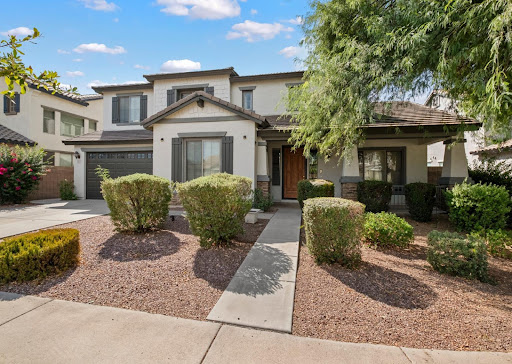 Rent this luxury house in Queen Creek (United States) - Modern house with landscaped garden