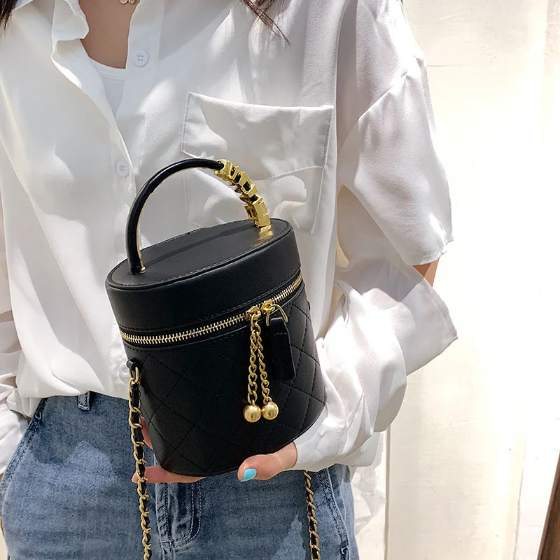 Eenvoudige effen schoudertas met diagonale diamantketting. Een stijlvolle en praktische tas voor dagelijks gebruik of een avondje uit. Comfortabel en modieus.