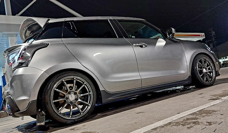 スイフトスポーツのスイスポ良いよね・スイスポ好きと繋がりたい・ナイト洗車❕・アングル難しいよねに関するカスタム事例の投稿画像3枚目