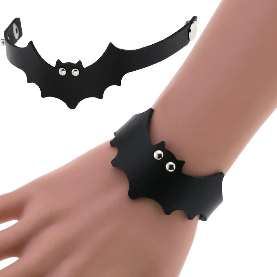 Bracelet manchette sexy en cuir de chauve-souris, un accessoire audacieux pour le poignet. Élégance sombre et design unique.