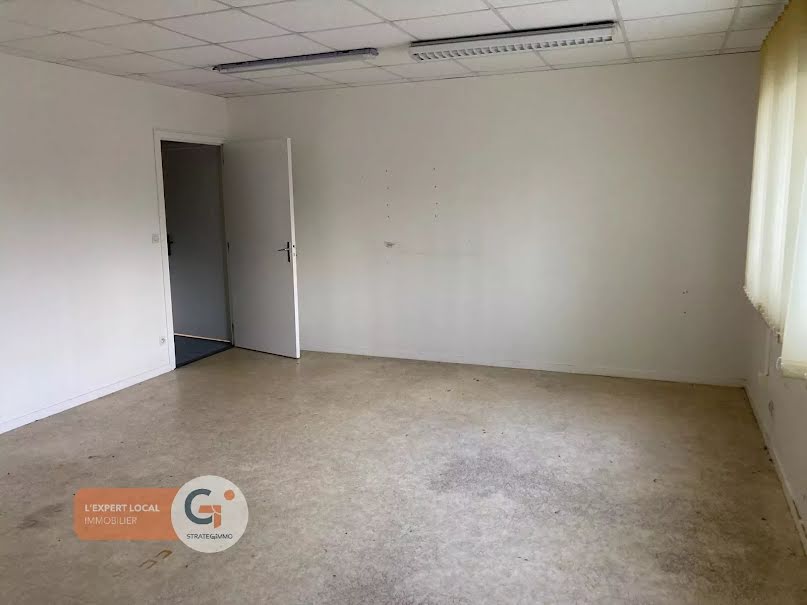 Location  locaux professionnels  104 m² à Le Petit-Quevilly (76140), 1 500 €