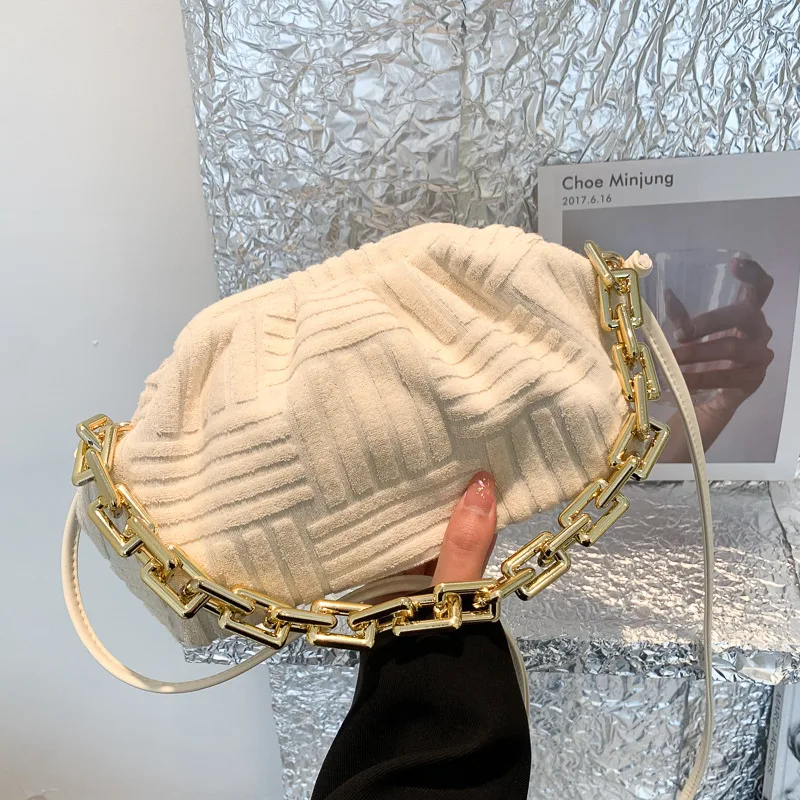 One Shoulder Chain Pleated Cloud Bag Stilvolle Clutch für Damen mit Raffungen, Kettenriemen, ideal für Abend, Party, oder besondere Anlässe