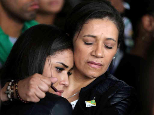 Relatives of the victims of the plane crash in Colombia react as the plane with the remains of the victims arrives in Chapeco, Brazil December 3, 2016. /REUTERS