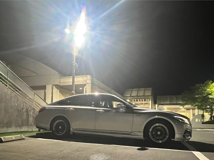 クラウンセダンの街灯の下の愛車・６月もよろしくお願いします・220系クラウン標準ボディ・モデリスタフルエアロに関するカスタム事例の投稿画像2枚目