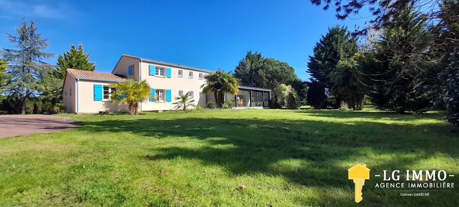 Vente maison 8 pièces 353 m² à Saint-Ciers-sur-Gironde (33820), 525 000 €