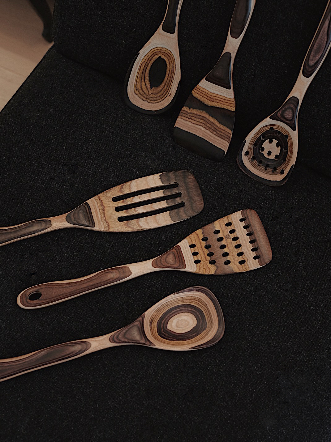 Title 5, Vintage houten keukenspatel met kleurverloop, i...