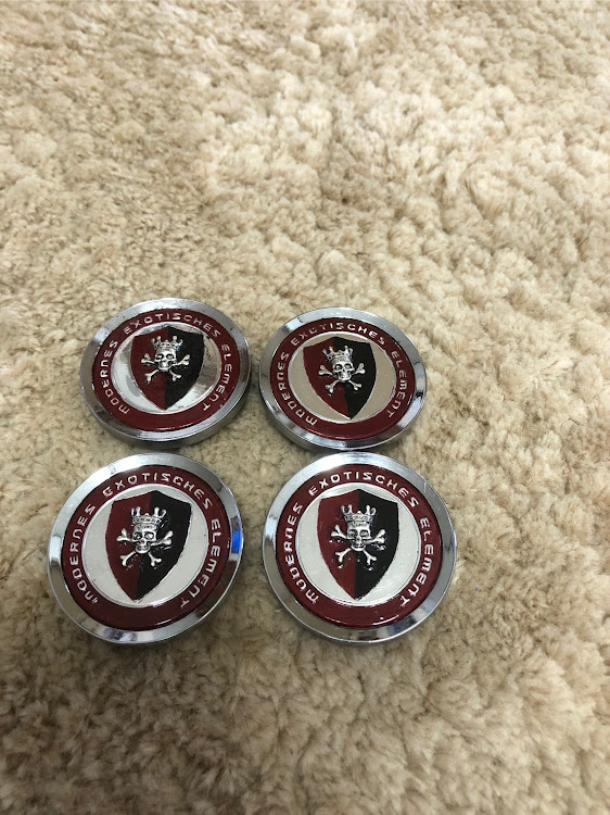 クラウンロイヤルのオリジナルホイールセンターキャップ・ＤＩＹ作業・ナンバープレート隠し製作に関するカスタム事例の投稿画像2枚目