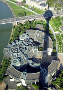 Das Landtagsgebäude in Düsseldorf,  von oben.