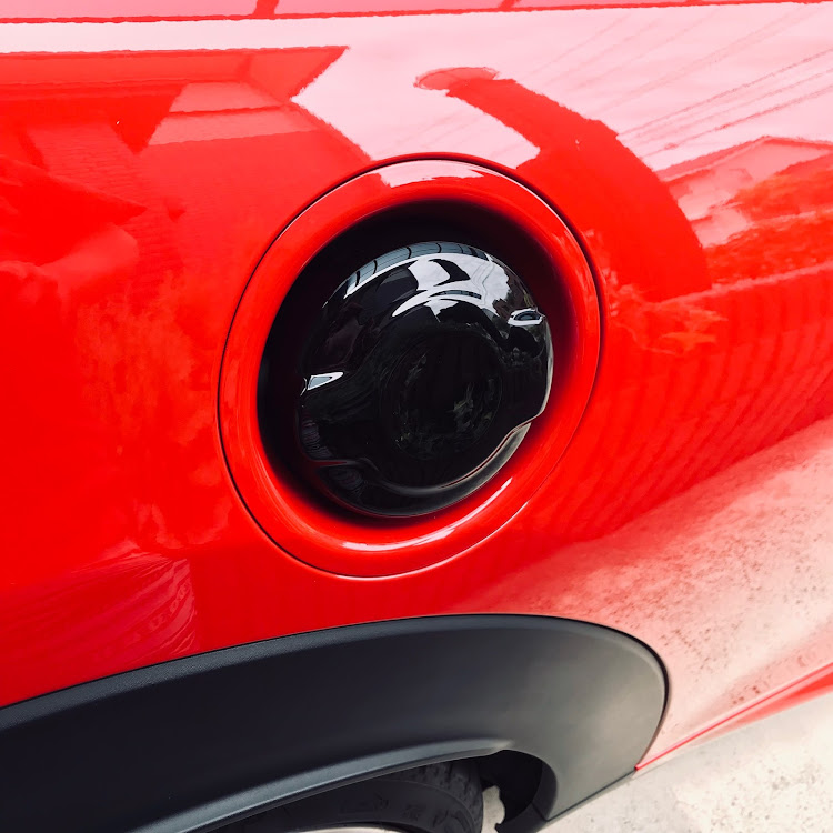 MINI ジョンクーパーワークスのカスタム・DIY・BMW MINI・給油口ステッカーに関するカスタム事例の投稿画像3枚目