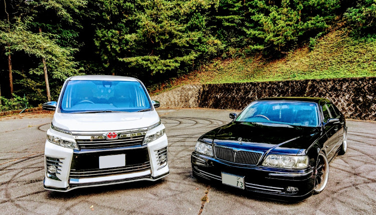 ヴォクシーのシーマコラボ・秋の風景・貸し切り駐車場・山奥の駐車場に関するカスタム事例の投稿画像1枚目