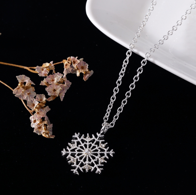 Elegante collar coreano con diseño de copo de nieve y diamantes incrustados, perfecto para añadir un toque de lujo y brillo a tu look.