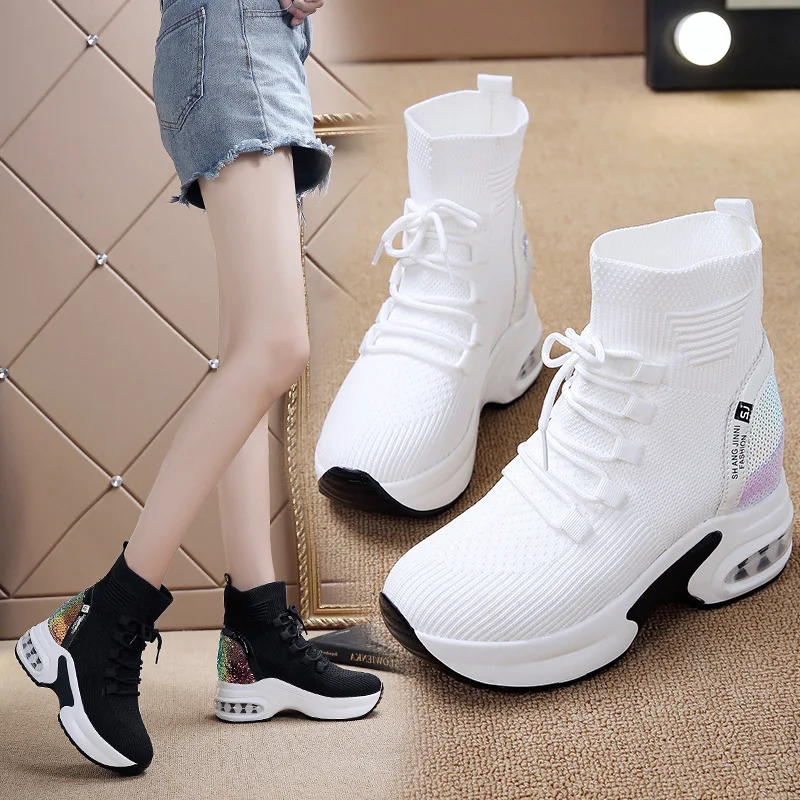 Bottines Martin à semelles épaisses, chaussettes extensibles internes, chaussures Daddy. Confort et style pour une allure tendance et audacieuse.