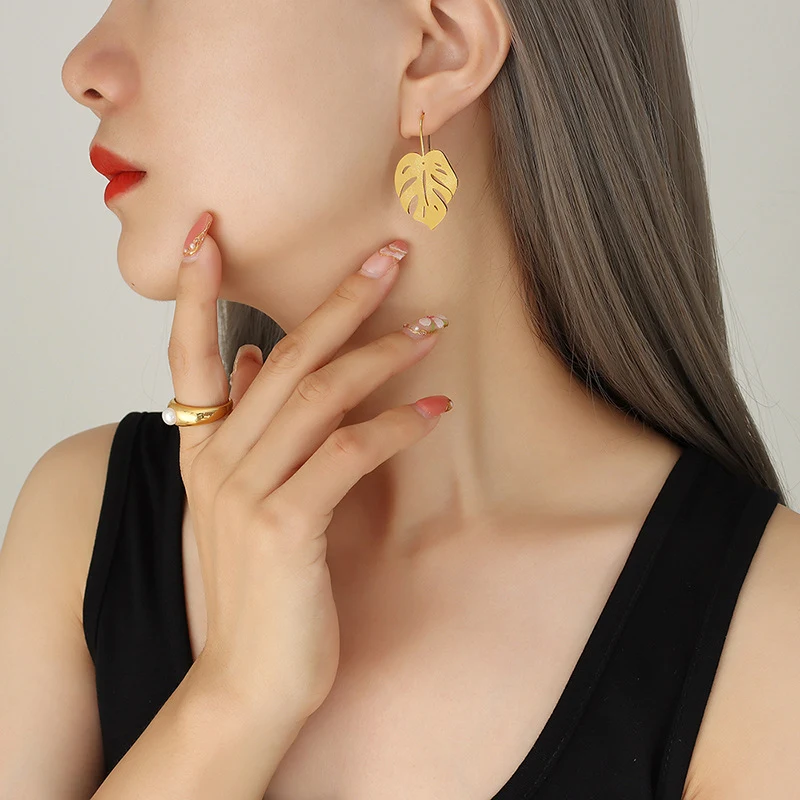 Boucles d'oreilles feuilles givrées en cuivre inaltérable. Un accessoire élégant et durable pour un look raffiné, parfait pour toutes les occasions.