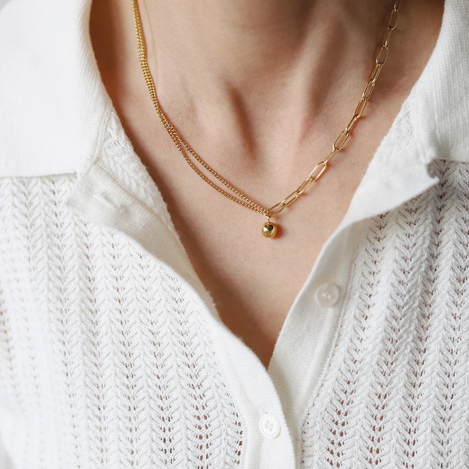 Élégante chaîne de clavicule avec petites boules dorées, protection de couleur or 18K. Un bijou simple et durable pour sublimer.