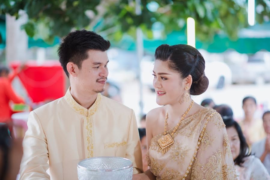 Fotógrafo de casamento Prapol Konjen (tumsuphanphoto). Foto de 8 de setembro 2020