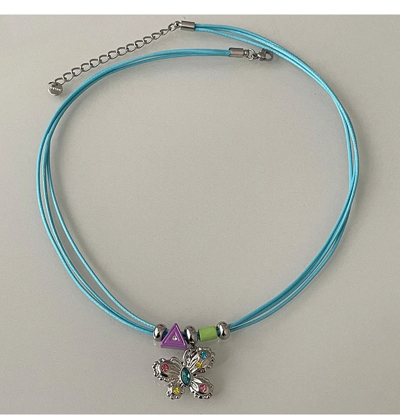 Collier papillon avec cristaux colorés et doux pour femmes, léger et luxueux, style hip hop Ins, parfait pour un look tendance et unique.