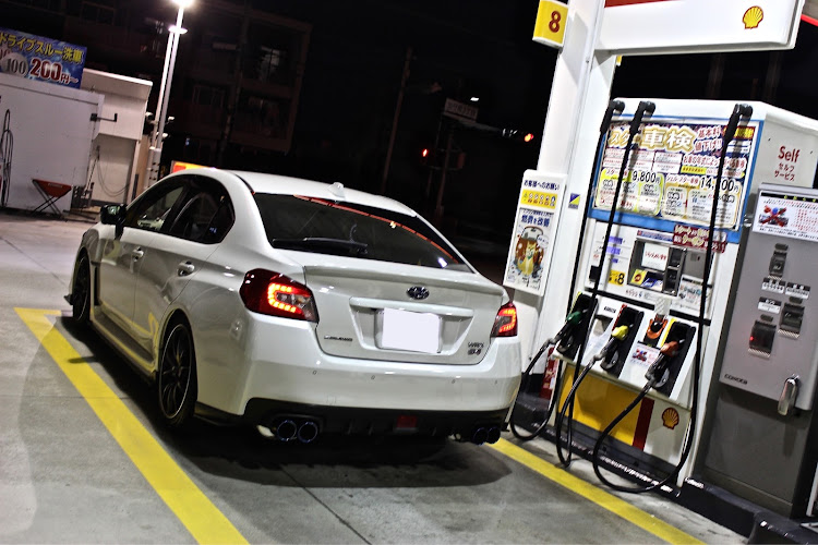 WRX S4のwrxs4・スバル・車高調整・ドライブ・ガソリンスタンドは盛れるに関するカスタム事例の投稿画像3枚目