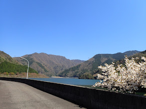 永源寺ダムから黒尾山（左）とカクレグラ（右奥）