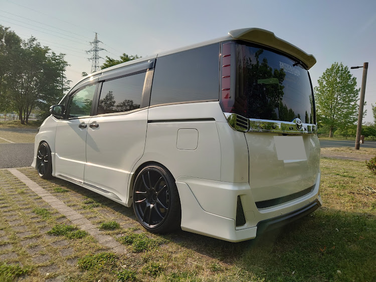 ヴォクシーの低いようで低くない丁度良い高さ・ぼっち撮影会・ピックアップに選ばれない車・ワクチン3回目に関するカスタム事例の投稿画像3枚目