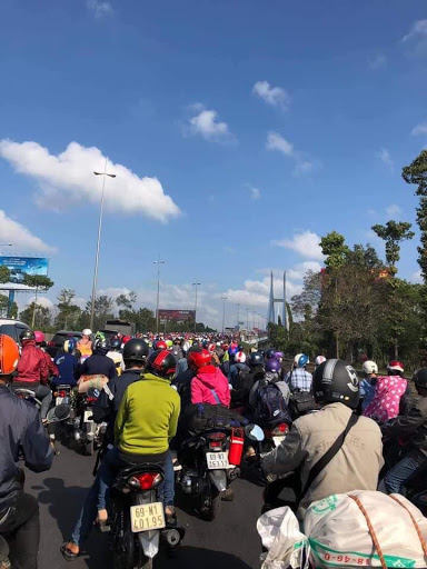 Nhiều người đi xe máy trở về thành phố sau kỳ nghỉ Tết ở quê nhà
