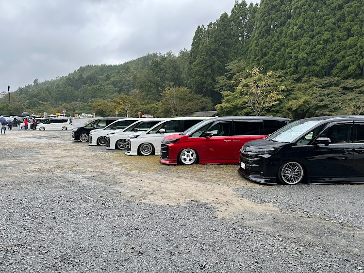 ヴォクシーの高雄パークウェイMT・オフ会・ドアバイザー無し派に関するカスタム事例の投稿画像1枚目