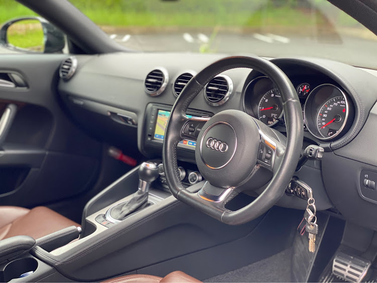 TT クーペのaudi TT・8J・楽しいクルマ・ノーマルに関するカスタム事例の投稿画像4枚目