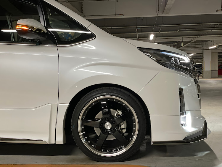 ノアの車高調入れます・脱ダウンサス・グラスターファイブ・クリスマスプレゼント・的なに関するカスタム事例の投稿画像1枚目