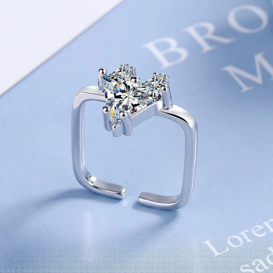 Anillo Cuadrado Corazón Elegante con Incrustaciones Finas ideal para expresar amor y sofisticación. Perfecto regalo para ella.