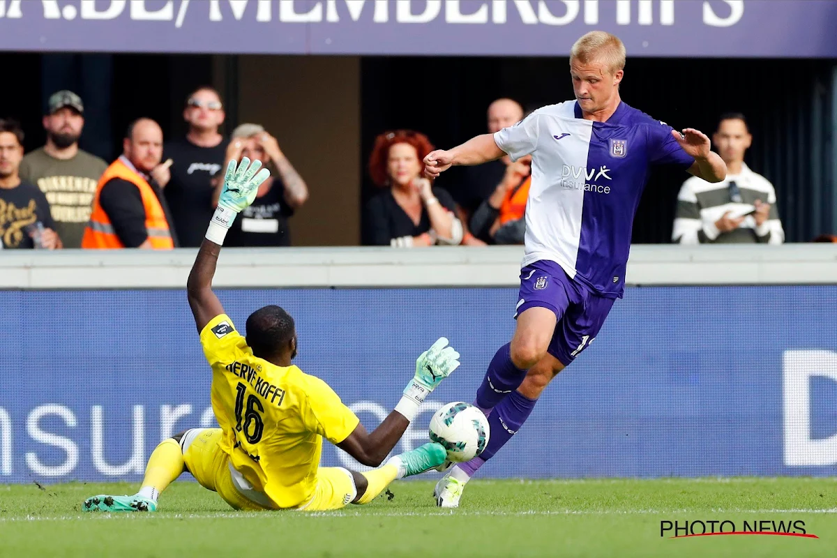 Zelfs geen VAR-interventie: had dit niet altijd rood moeten zijn voor Charleroi-speler?