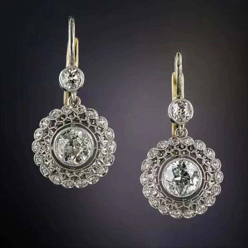 Vrouwelijke geometrische cirkelvormige zirkonia oorbellen, stijlvol en modern. Verfraai je look met deze sprankelende oorbellen, ideaal voor elke gelegenheid.