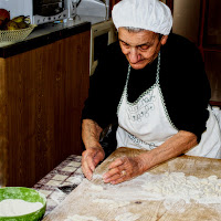 C'è chi ancora la fa in casa... la pasta. di 