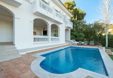 Seaside villa with pool and garden 9