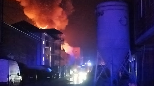 BETA saznaje: Gašenje požara u kineskom magacinu u Surčinu traje više od osam sati
