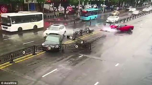 Đường trơn nên nữ xế đã bị mất kiểm soát tay lái.