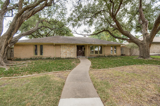 Ranch style house with tree-lined path in this luxury house for sale in Dallas ($628,000)