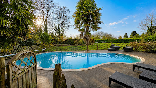 Outdoor pool with wooden deck - Luxury house for sale in Etrépagny, 12 rooms, 9 bedrooms