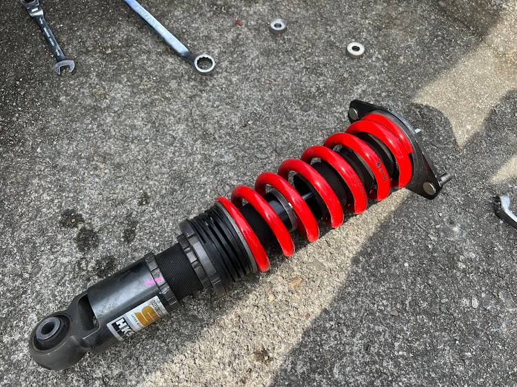 レヴォーグの11月もよろしくお願いします・車高調バネ交換・サスペンションプラス・UC-01・HKS HIPERMAX Sに関するカスタム事例の投稿画像4枚目