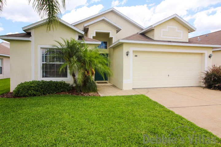 Orlando villa, close to Disney theme parks, private pool, games room, peaceful community