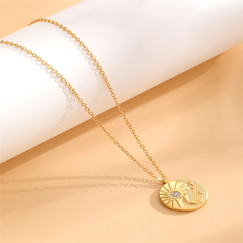 Fijne halsketting met diamant ronde zon en maan hanger. Elegante en tijdloze sieraden. Een perfect cadeau voor haar. Schitterende uitstraling.