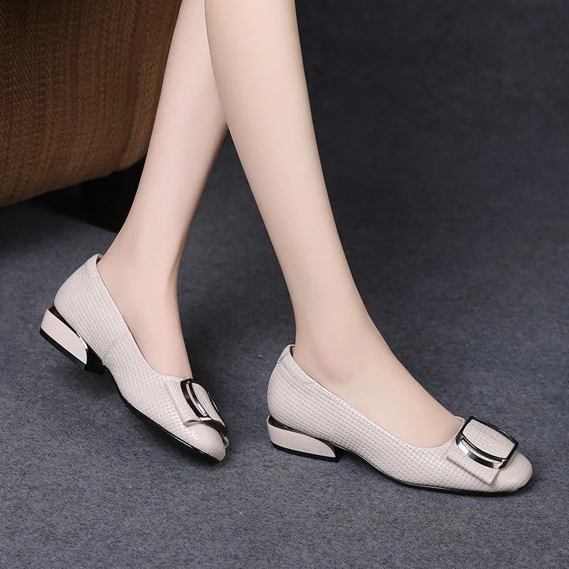 Chaussures en cuir pour femmes, talon épais, semelle souple antidérapante. Mode et confort pour toutes les femmes. Idéales pour un usage quotidien.