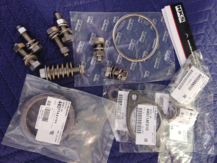 レガシィB4のDefi・HKS・センターパイプ・追加メーター・オイル交換とオイルフィルター交換に関するカスタム事例の投稿画像3枚目
