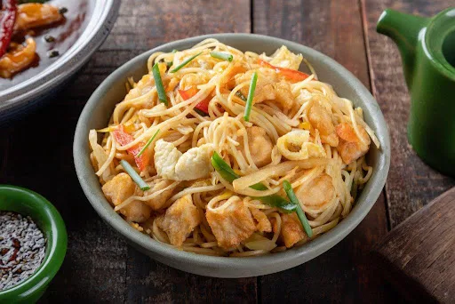 Hakka Noodles Chicken [Serves 1-2]