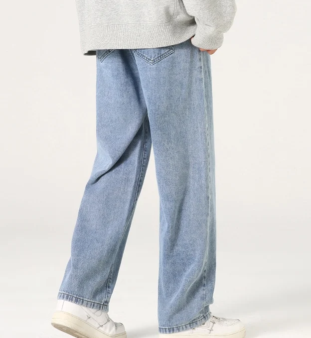 Jeans retro desteñidos con cintura elástica, teñidos con barro amarillo, aspecto desgastado y lavado, para un estilo vintage cómodo.
