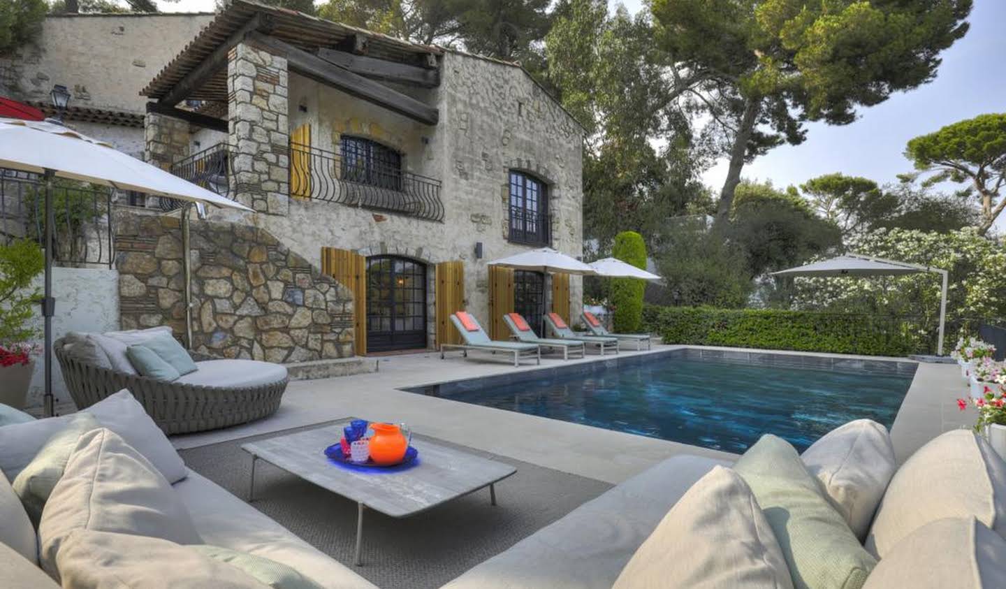 Contemporary house with pool and garden Cap d'Antibes