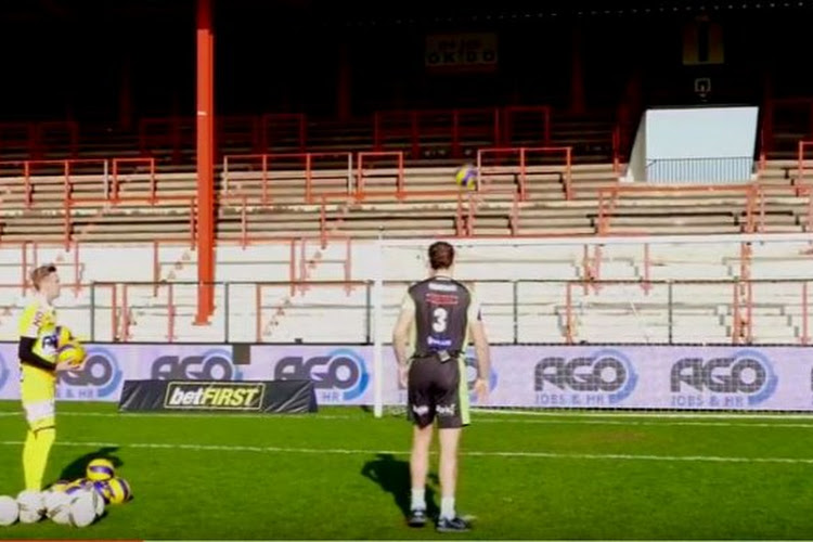 Thomas Kaminski gaat in duel met ... volleyballer