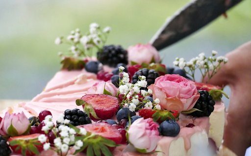 Cake and fresh flowers screenshot 1