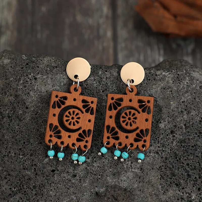 Pendientes de madera calada geométrica con borla turquesa retro, perfectos para un look bohemio y elegante que realza tu estilo.